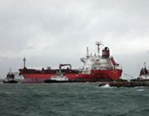 Nave cisterna a Livorno
perde olio in mare
